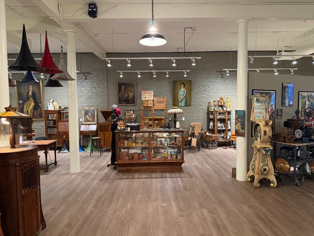 The Beautiful Things exhibition, filled with paintings, working machines, antiques, and objects from everyday life between 1850 and 1950.