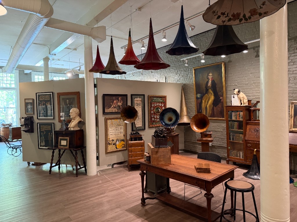 Gramophones and suspended phonograph horns in the exhibition